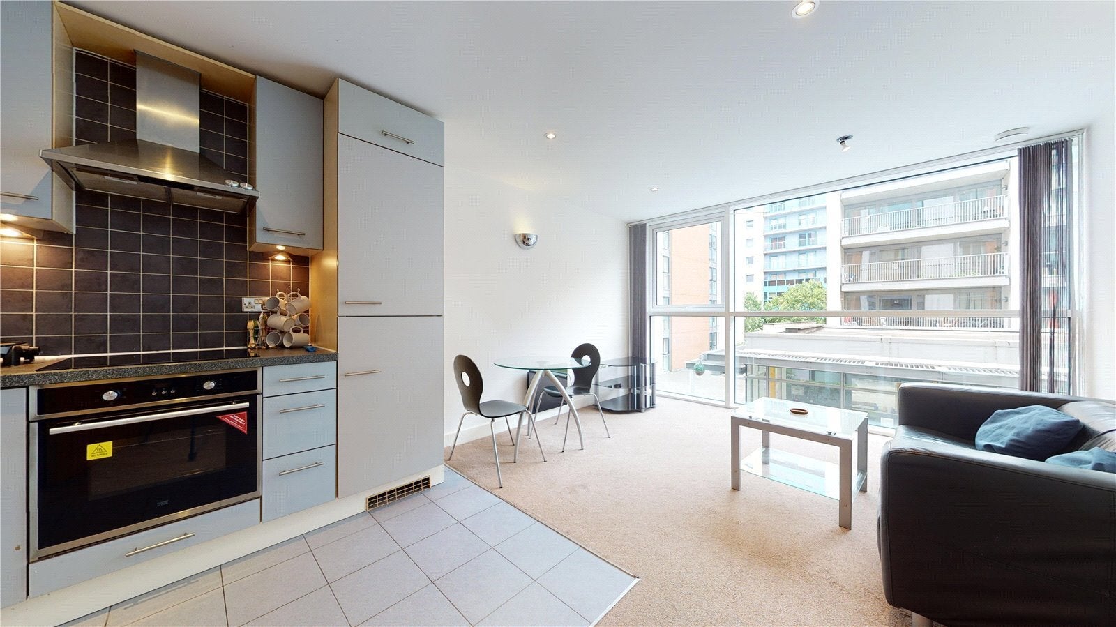 Flat Martindale Avenue in Greater London