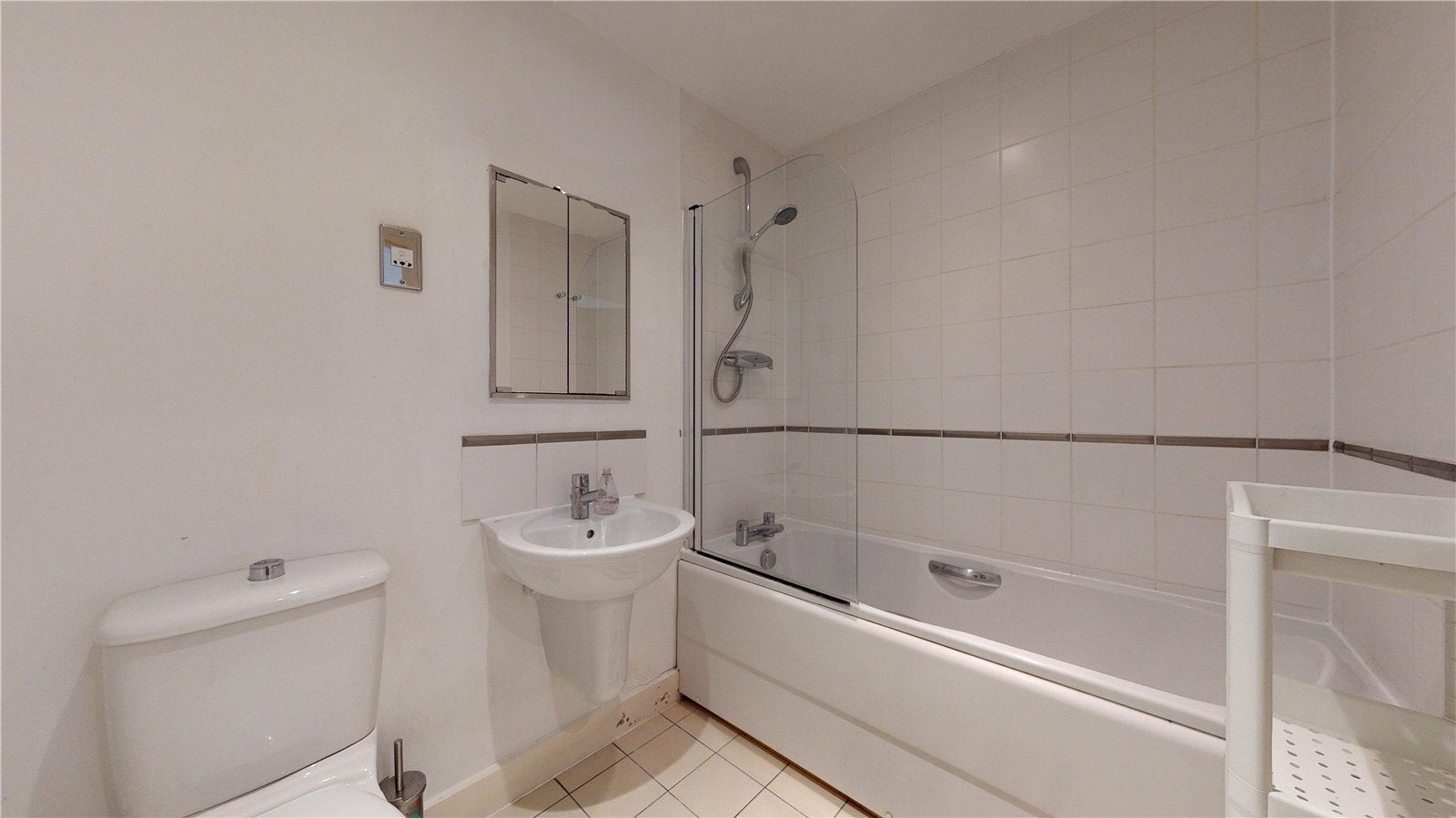 Flat Martindale Avenue in Greater London