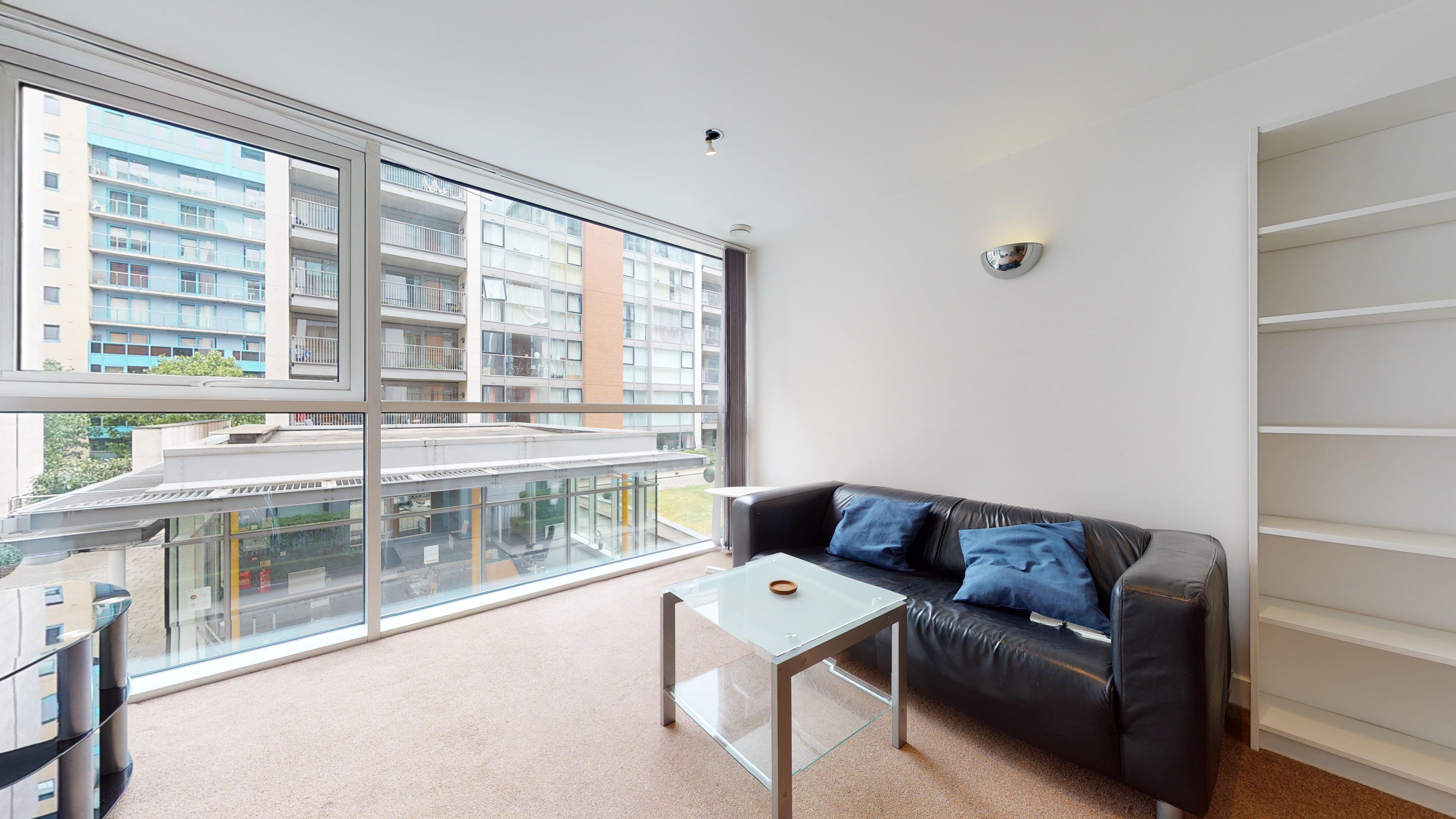Flat Martindale Avenue in Greater London