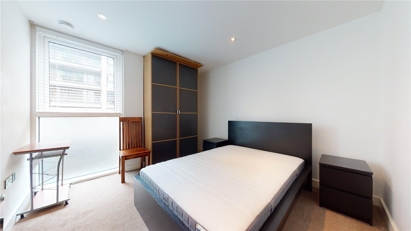 Flat Martindale Avenue in Greater London
