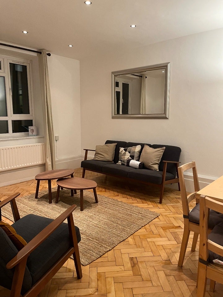 Flat Triangle Place in Greater London