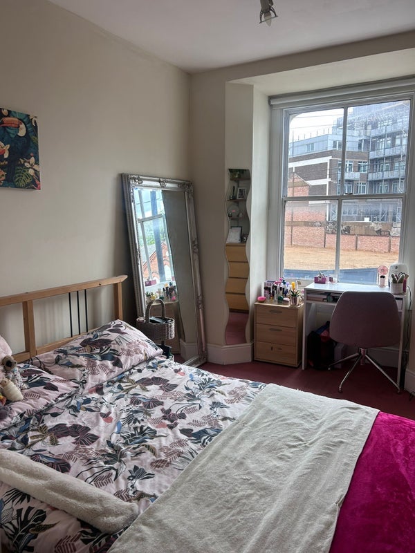 Room Harborne Park Road in Birmingham