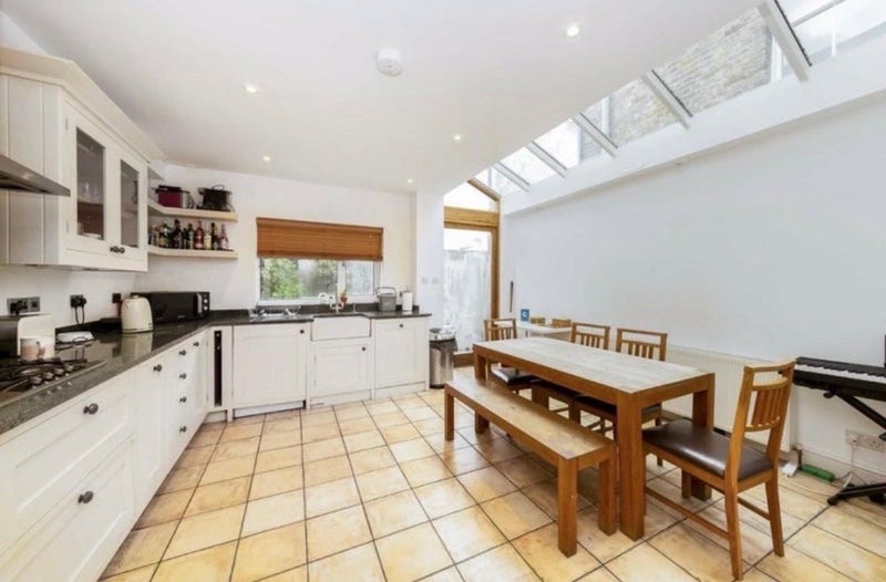 Room Beryl Road in Greater London