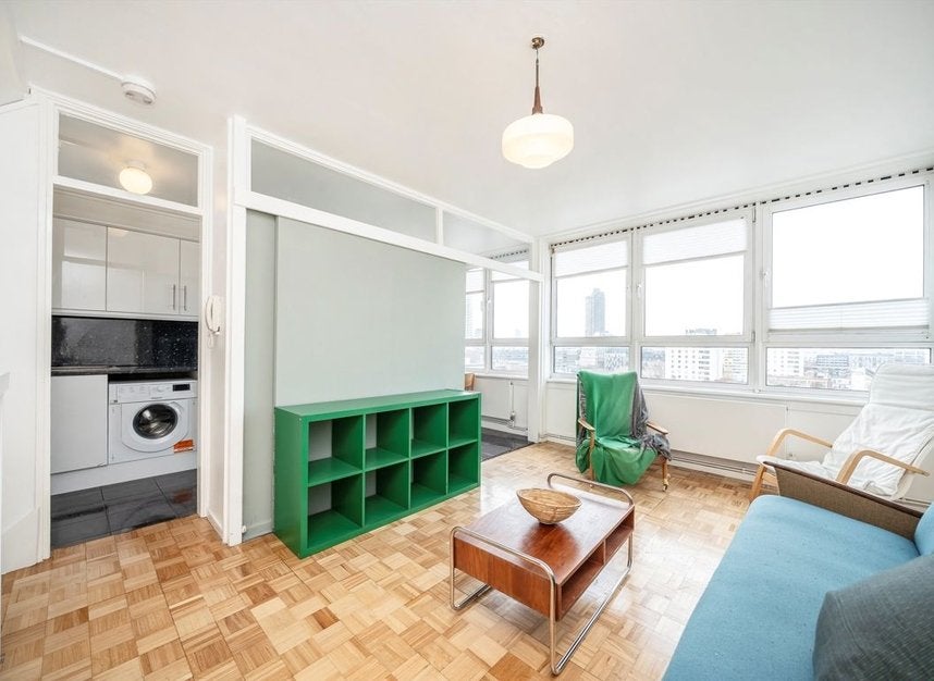 Flat Bunhill Row in Greater London