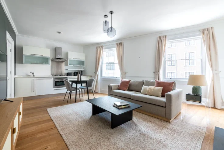 Flat Wellington Street in City of Westminster