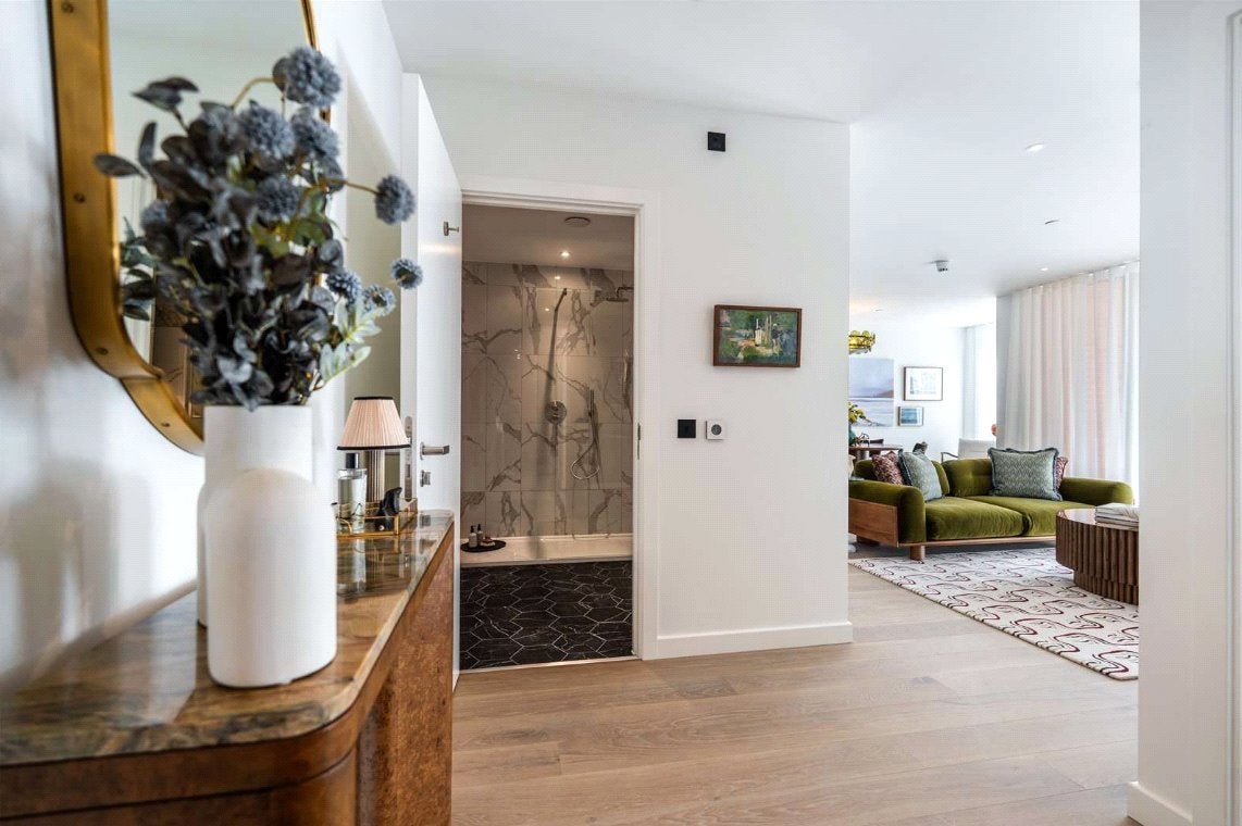 Flat Carnwath Road in Greater London