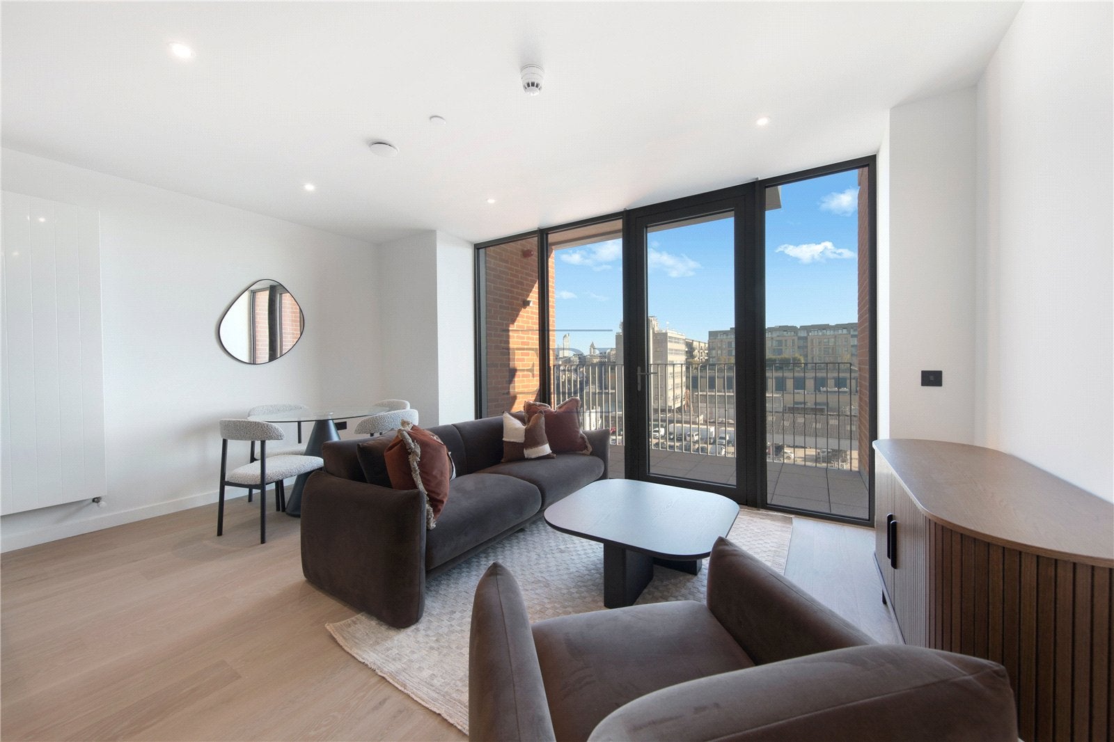 Flat Carnwath Road in Greater London