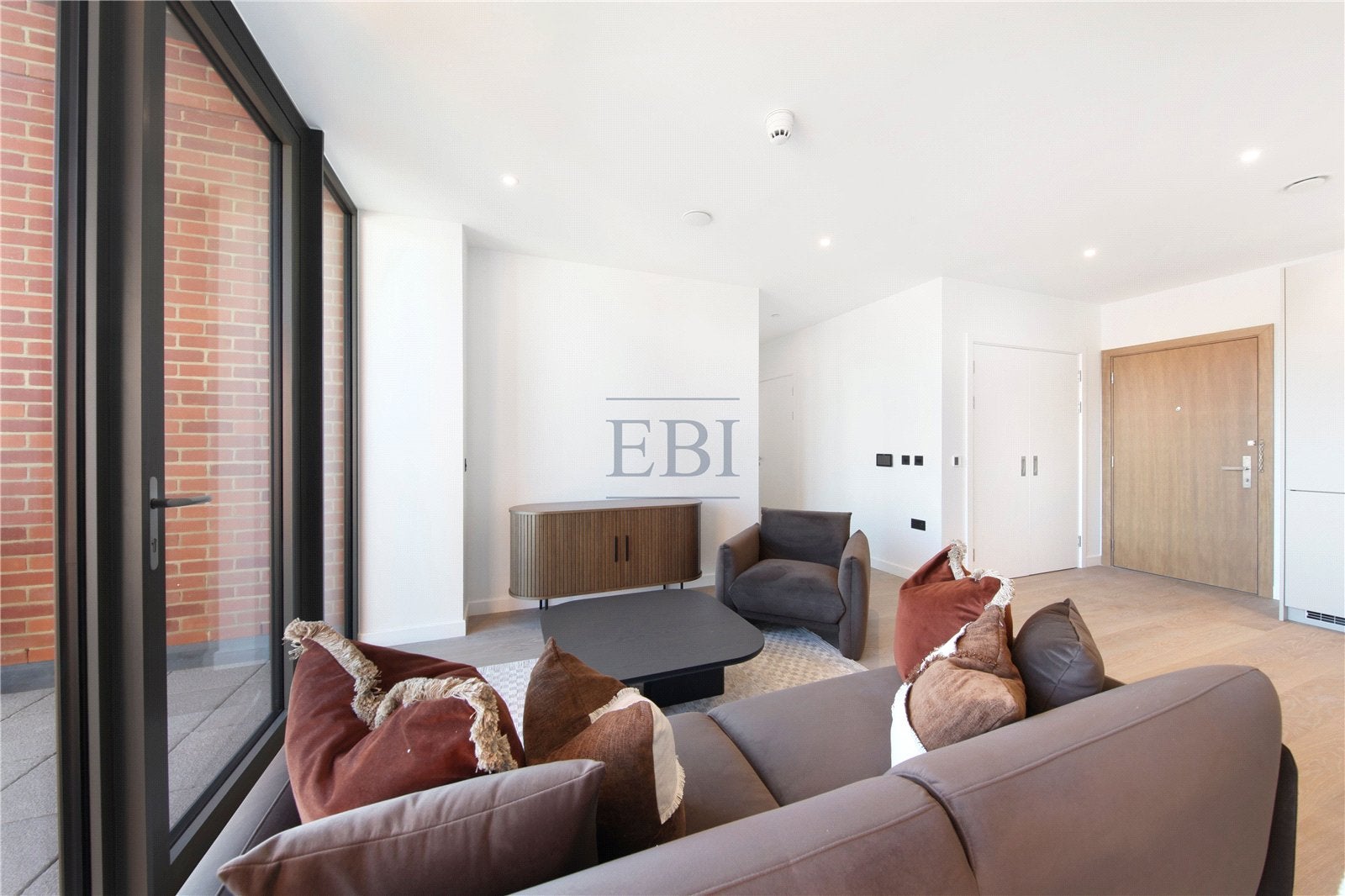 Flat Carnwath Road in Greater London