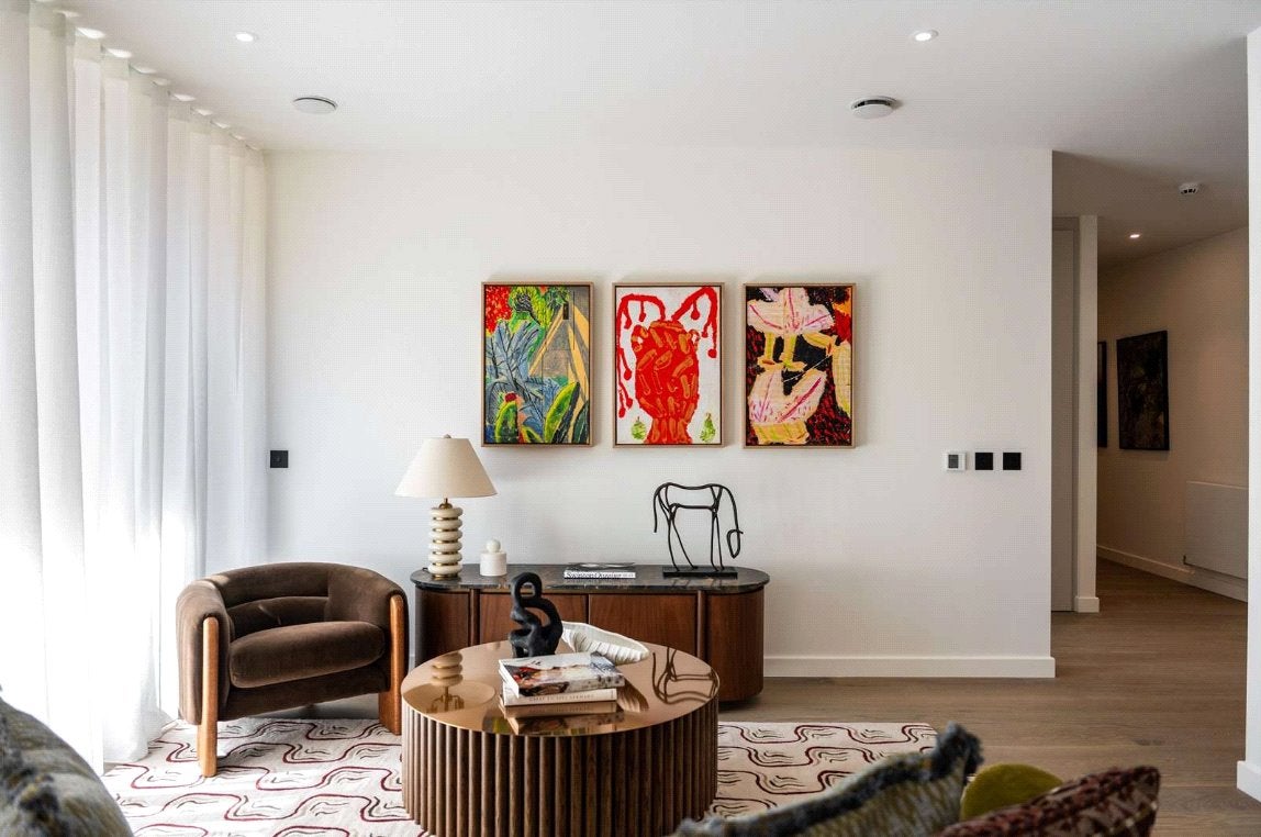 Flat Carnwath Road in Greater London