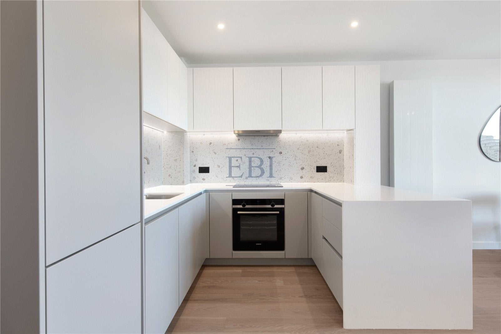 Flat Carnwath Road in Greater London