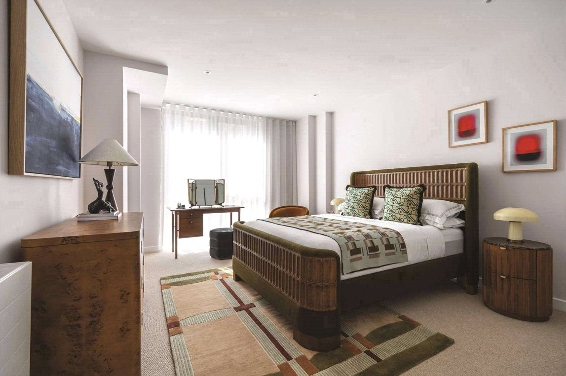 Flat Carnwath Road in Greater London