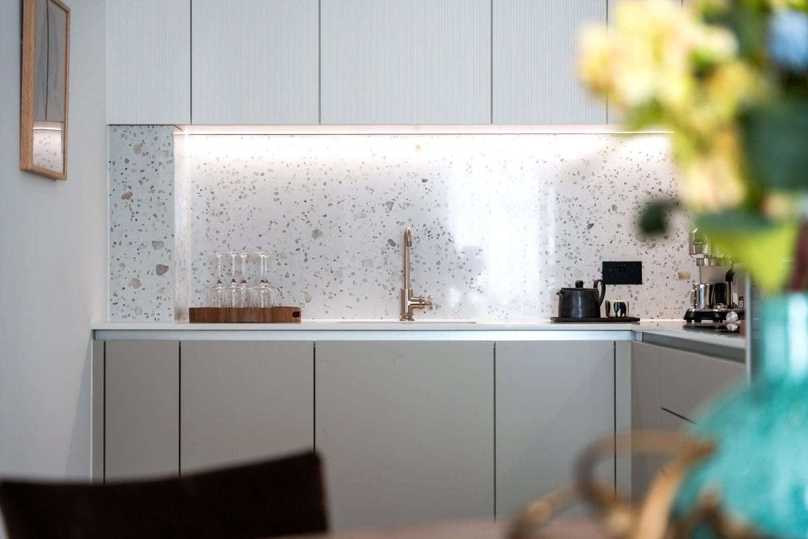 Flat Carnwath Road in Greater London