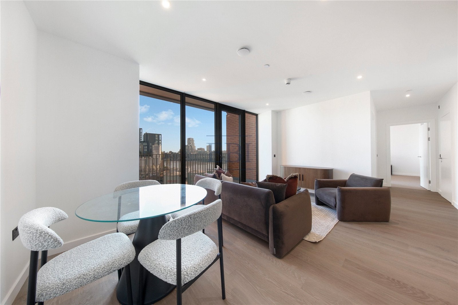 Flat Carnwath Road in Greater London