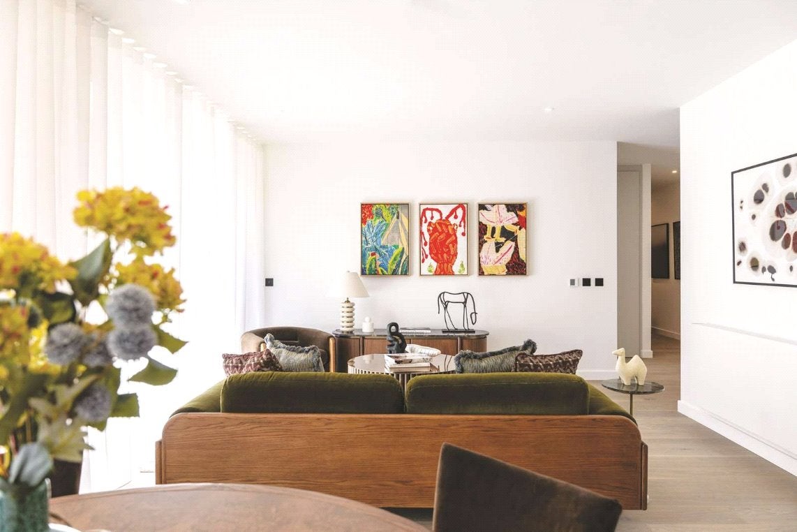 Flat Carnwath Road in Greater London