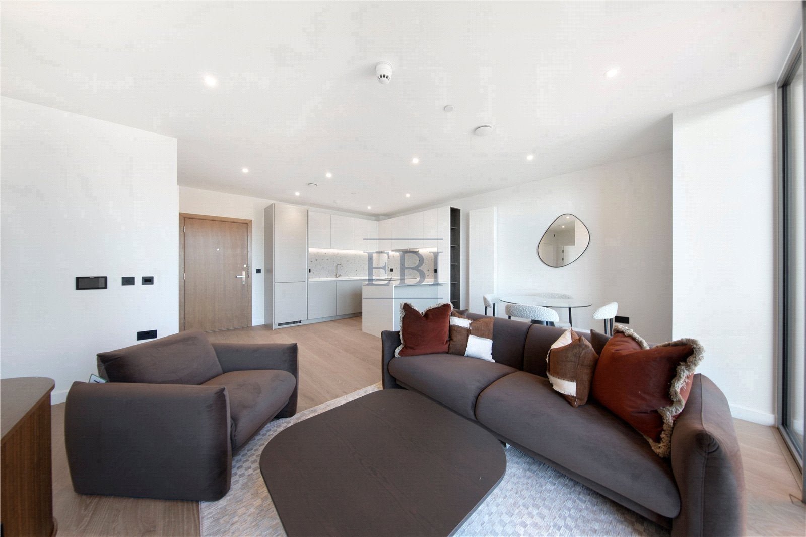 Flat Carnwath Road in Greater London
