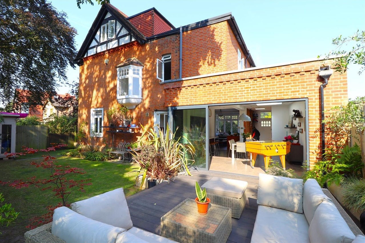 House Woodland Grove in Elmbridge