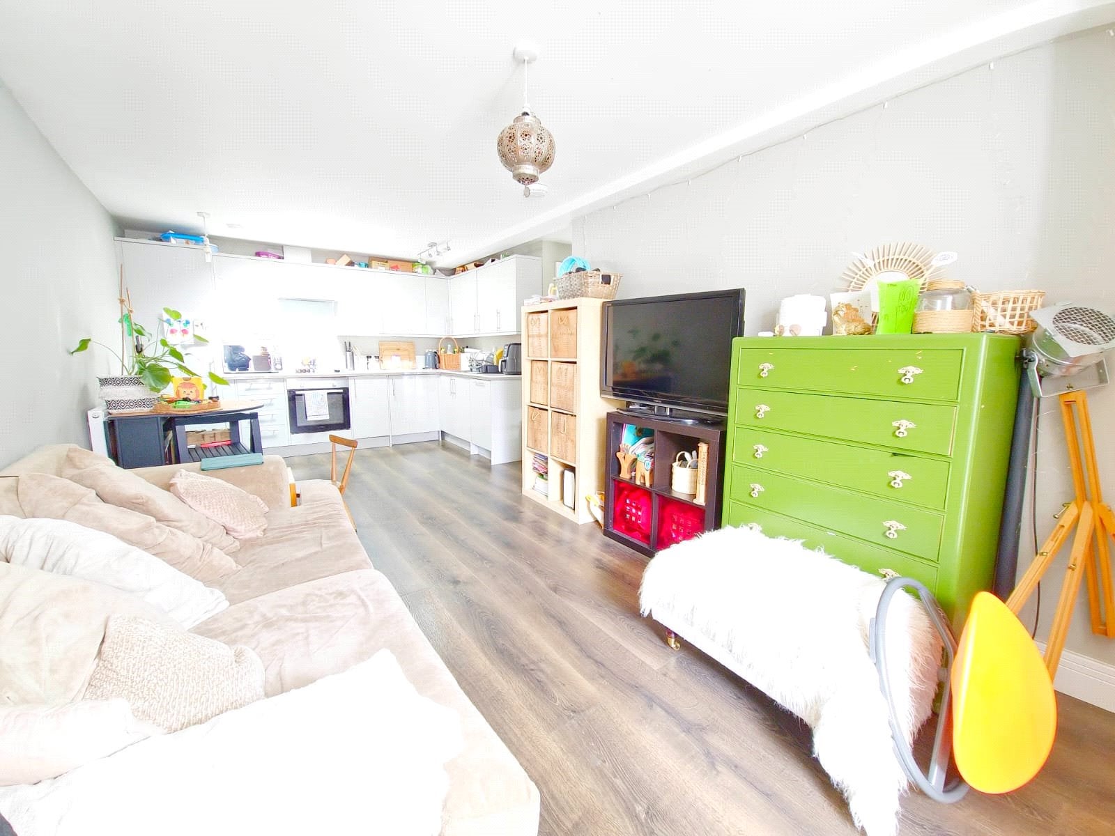 Flat Douglas Road in Greater London