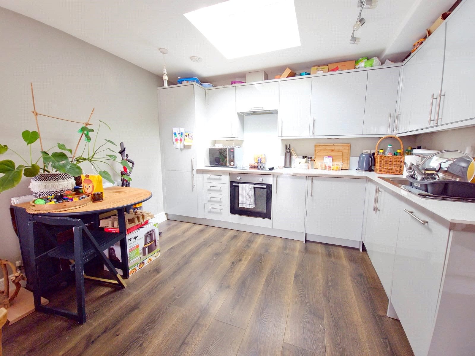 Flat Douglas Road in Greater London