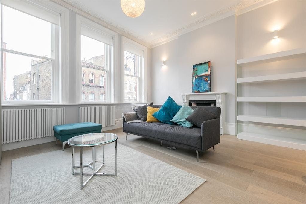 Flat Ballards Lane in Greater London