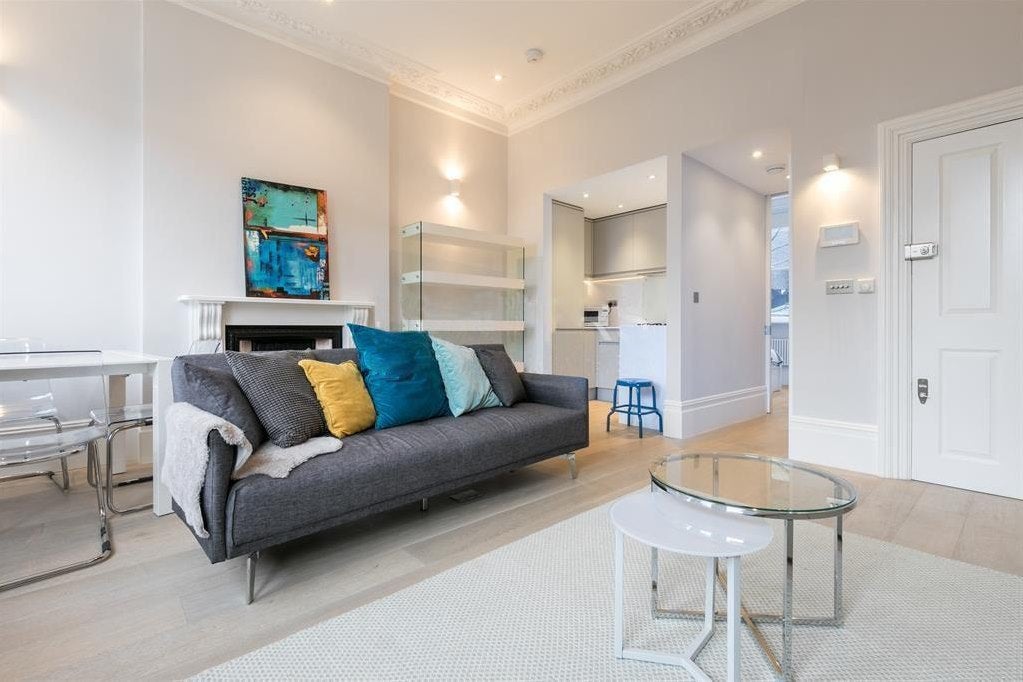 Flat Ballards Lane in Greater London