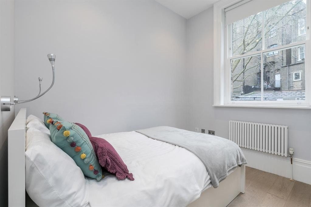 Flat Ballards Lane in Greater London