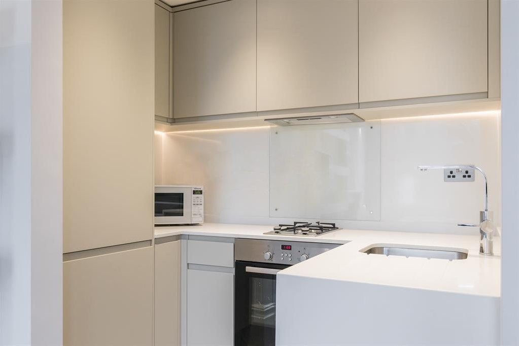Flat Ballards Lane in Greater London