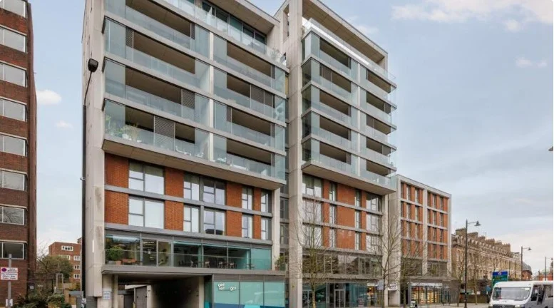 Flat Upper Richmond Road in Greater London