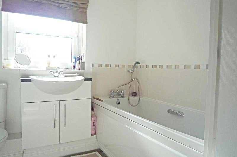 Flat School Close in High Wycombe