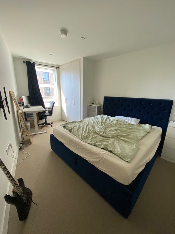 Room North End Road in Greater London