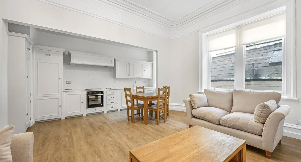 Flat Bedford Avenue in Greater London
