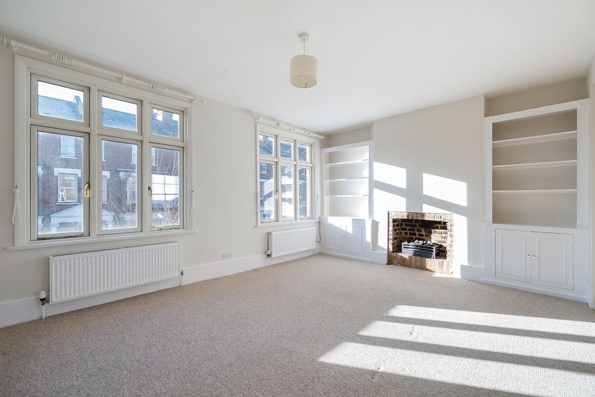 Flat Agincourt Road in Greater London