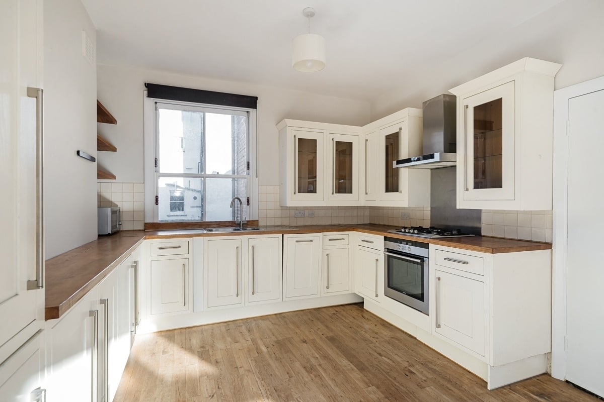 Flat Agincourt Road in Greater London
