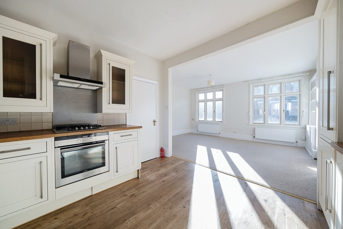 Flat Agincourt Road in Greater London