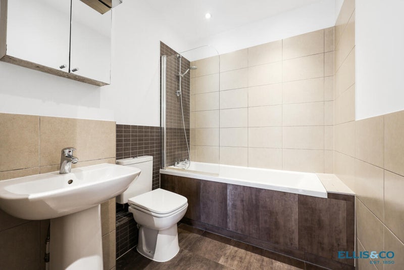 Flat Narford Road in Greater London