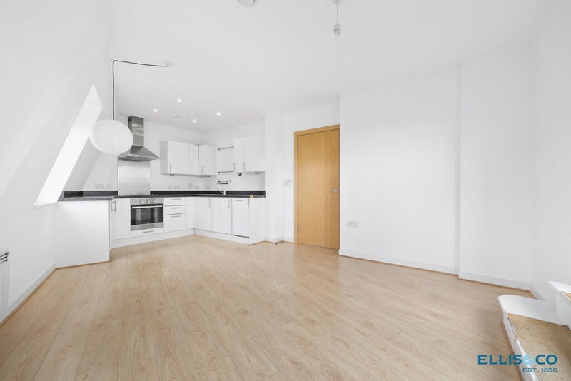 Flat Narford Road in Greater London
