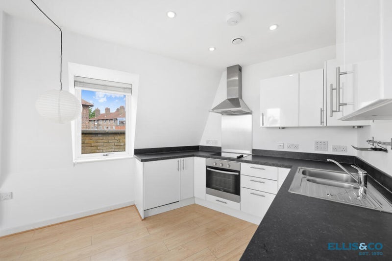 Flat Narford Road in Greater London