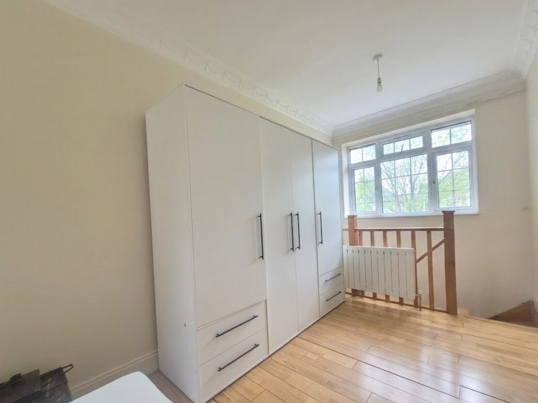 Flat Gunnersbury Avenue in Greater London