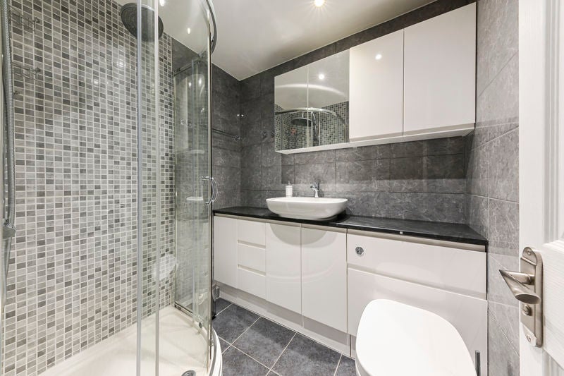 Flat Queenstown Road in Greater London