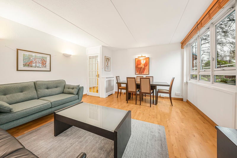 Flat Queenstown Road in Greater London