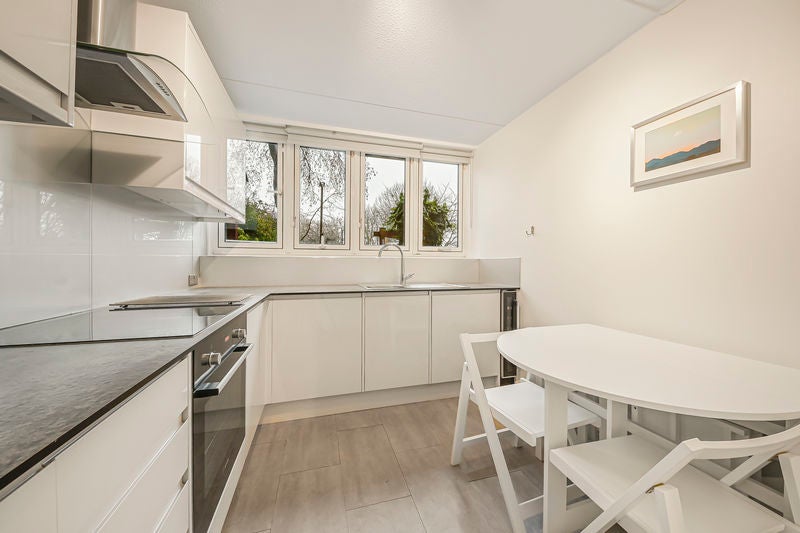 Flat Queenstown Road in Greater London