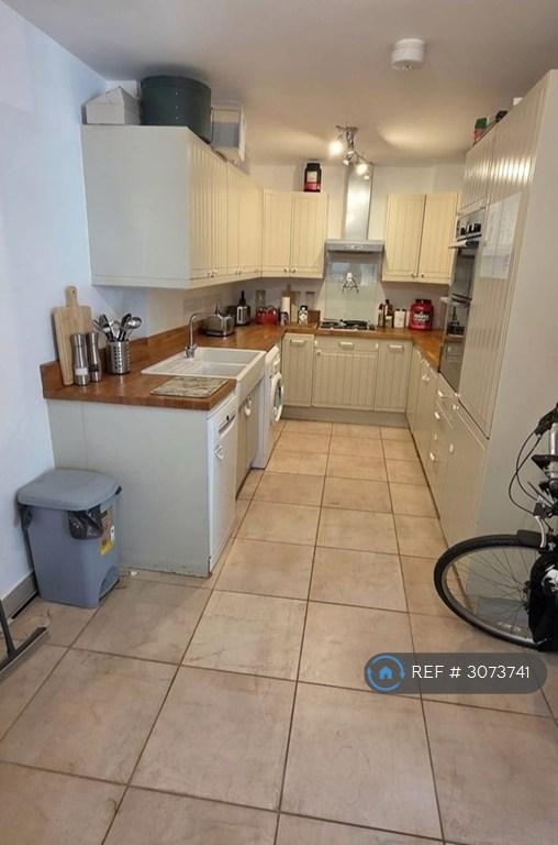 Room Waterford Road in Greater London
