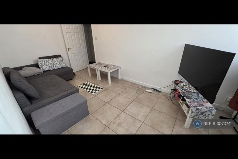 Room Waterford Road in Greater London