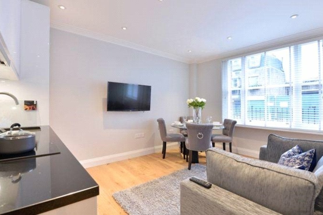 Flat Hill Street in City of Westminster