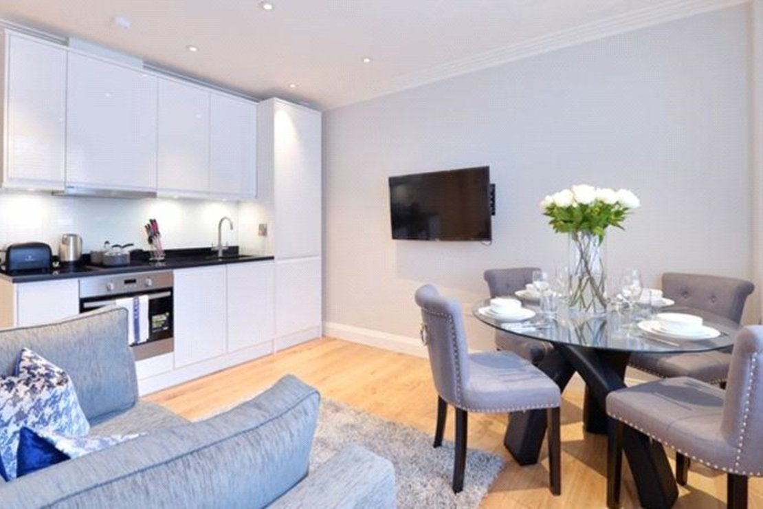 Flat Hill Street in City of Westminster