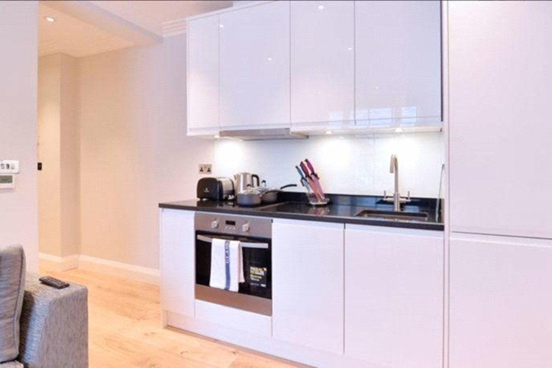 Flat Hill Street in City of Westminster