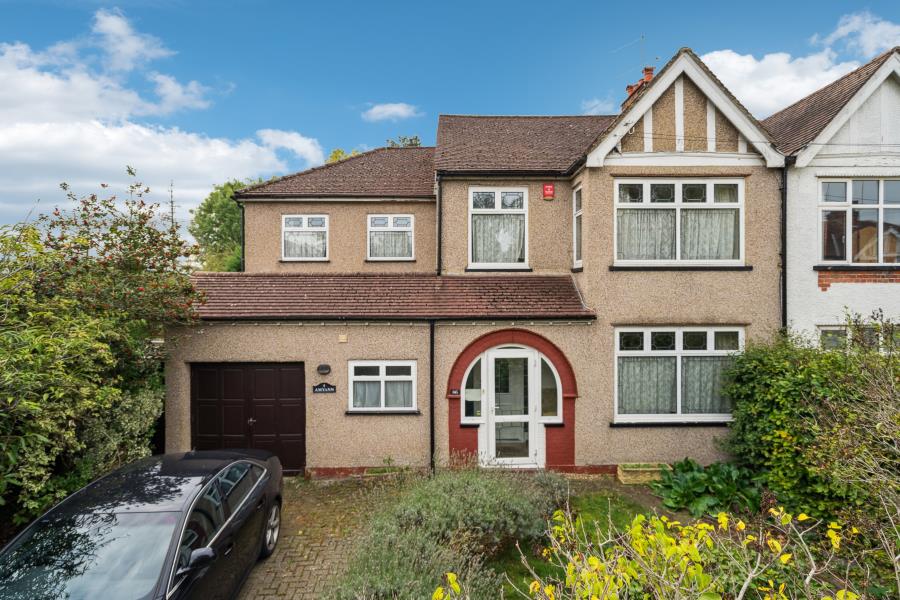 House Barrow Point Avenue in Greater London