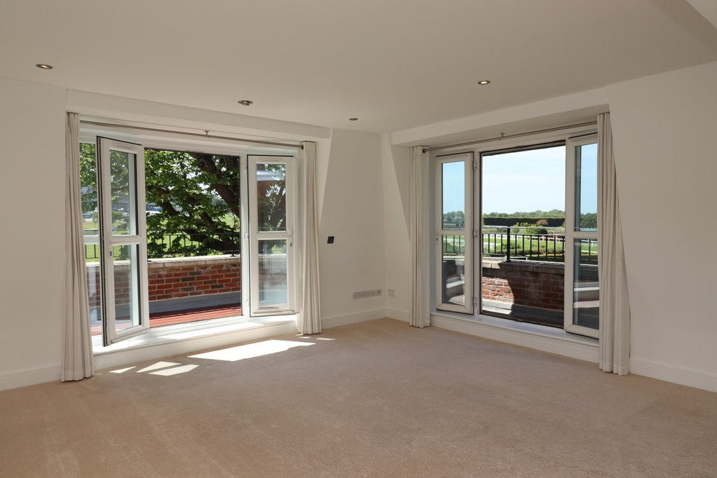 Flat Portsmouth Road in Elmbridge