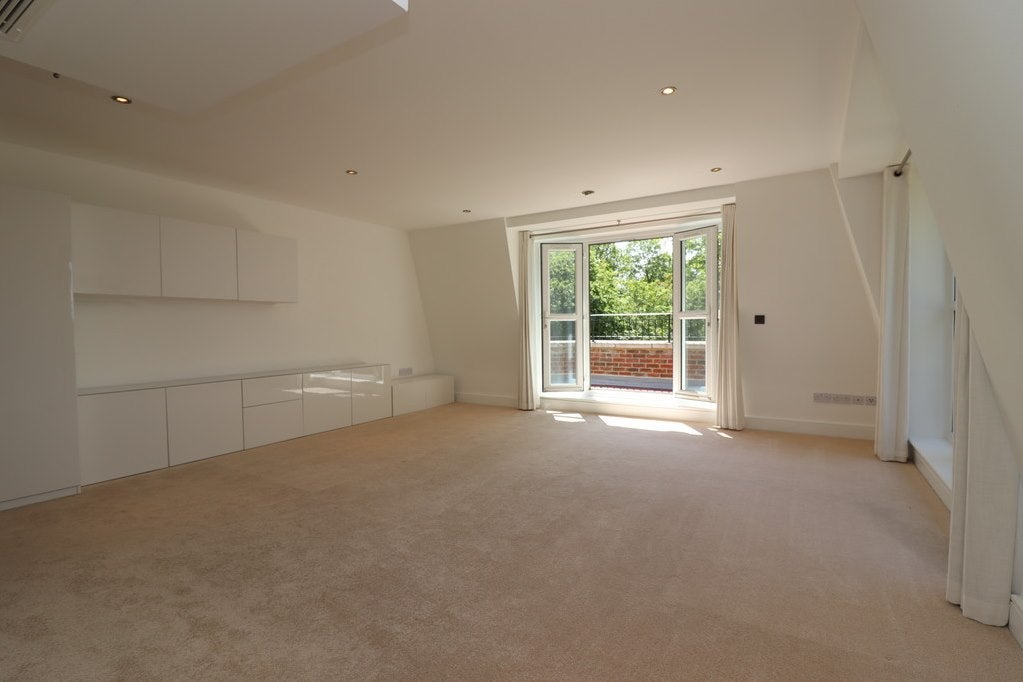 Flat Portsmouth Road in Elmbridge