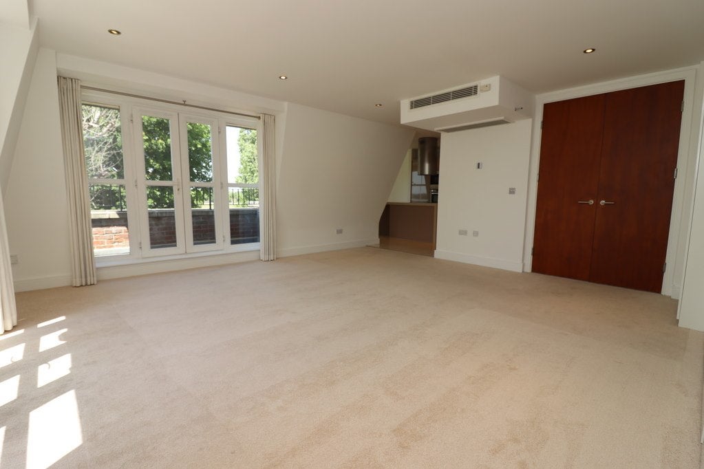 Flat Portsmouth Road in Elmbridge