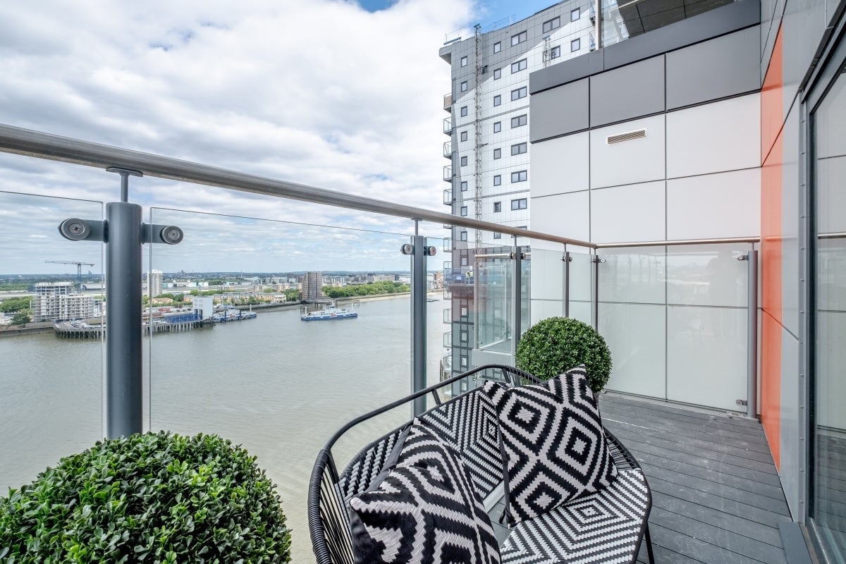 Flat Mast Quay in Greater London